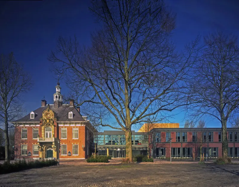 Het raadhuis van Heemstede onder een strakblauwe lucht